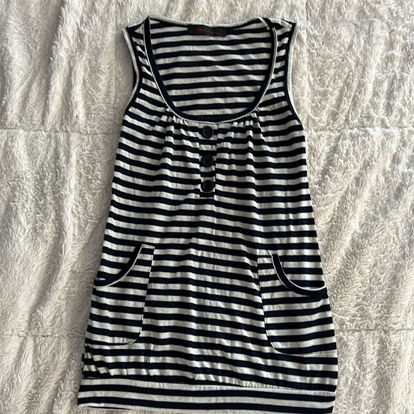 Lot 11- Casual outfit- small/ medium - Picture 4 of 4